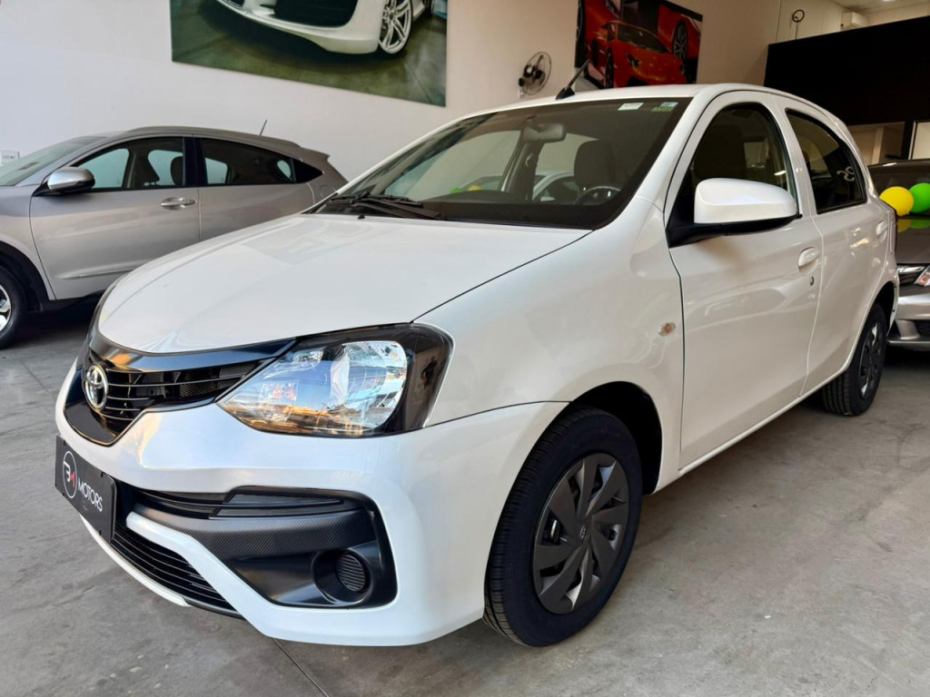 Etios Hatch - Foto