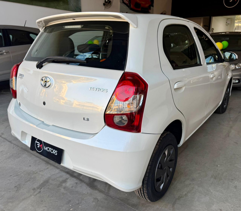 Etios Hatch - Foto