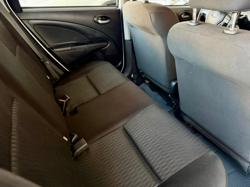 Etios Hatch - Foto