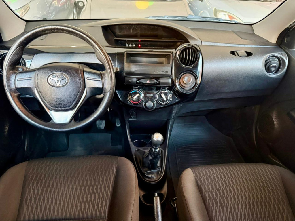 Etios Hatch - Foto