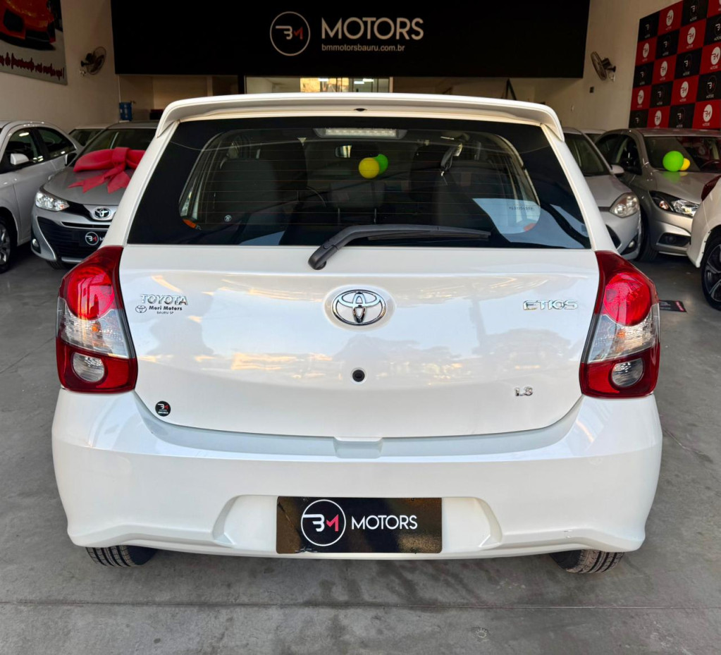 Etios Hatch - Foto